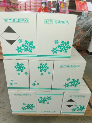 La nieve del partido del aerosol del día de fiesta de la Navidad rocía el espray artificial de la espuma de la nieve del carnaval del cumpleaños